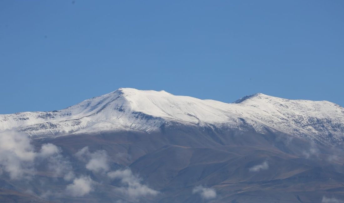 Erzincan’ın en yüksek noktası olan 3 bin 549 metre yüksekliğindeki