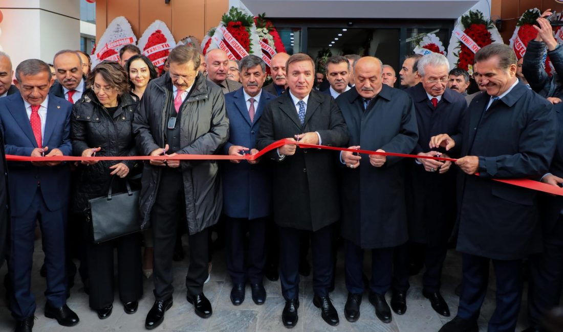Düzenlenen açılış programına TOBB Başkanı M. Rifat Hisarcıklıoğlu, Vali Hamza