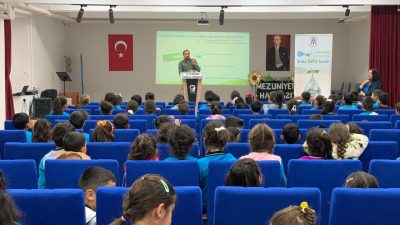 Çocuklar, suyun doğru ve verimli bir şekilde nasıl kullanılacağını öğreniyorlar.