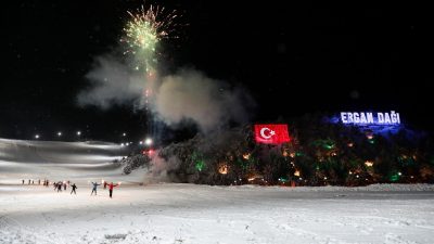 Ergan Dağı Kayak Merkezi, 2024-2025 sezon açılışını meşalelerle yaptı. Türkiye’de