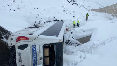 Erzincan’da Kartal Belediyesi’ne ait otobüs Sakaltutan’da şarampole devrildi. Edinilen bilgiye