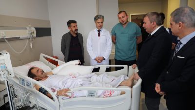 Erzincan Valisi Hamza Aydoğdu otobüs kazasında ki yaralıları ziyaret etti.