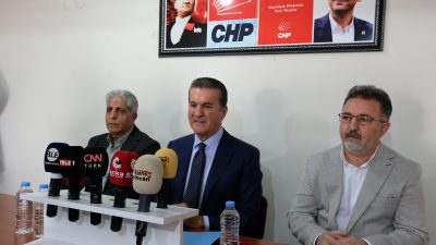 CHP Erzincan Milletvekili Mustafa Sarıgül, parti binasında basın toplantısı düzenleyerek