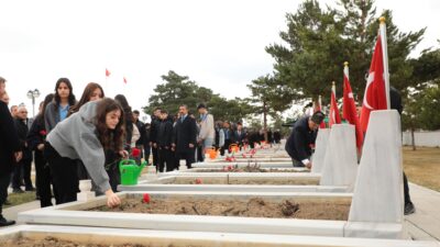 Erzincan’da arife günü vatandaşlar Terzibaba Mezarlığına giderek kabir ziyaretinde bulundu.
