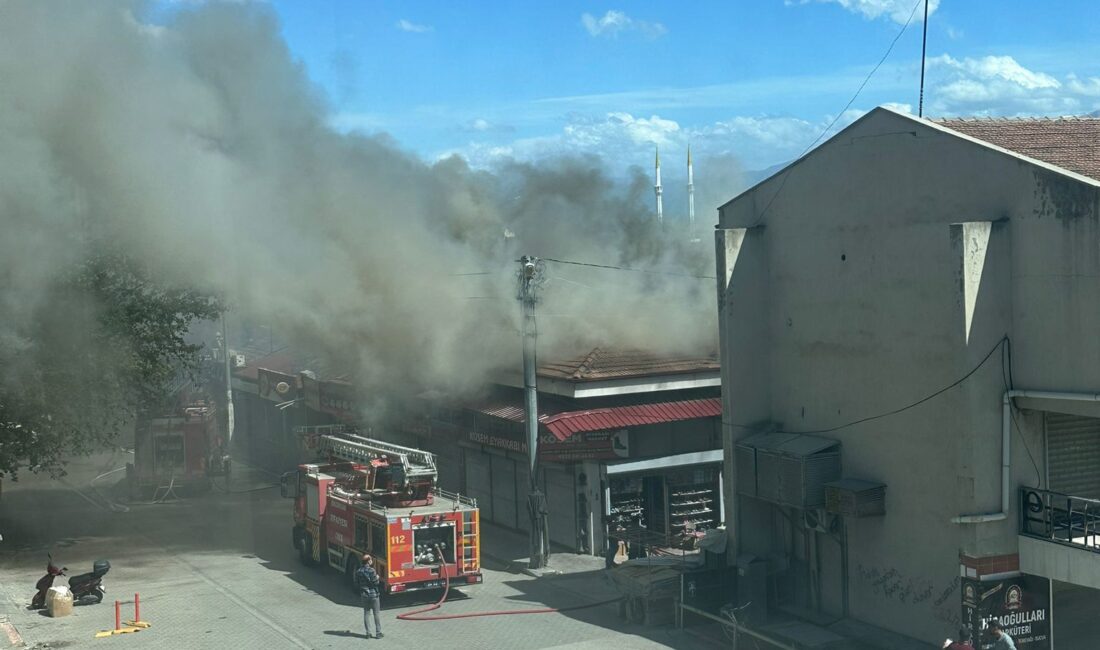 Buğday Meydanı’ndaki bazı iş yerlerinin çatısında çıkan yangına itfaiye ekiplerinin