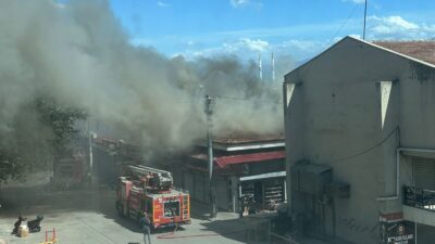 Buğday Meydanı’ndaki bazı iş yerlerinin çatısında çıkan yangına itfaiye ekiplerinin