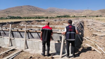 Erzincan’ın Tercan ilçesinde bulunan Tercan Baraj Gölü’nde kafes balıkçılığı artarak