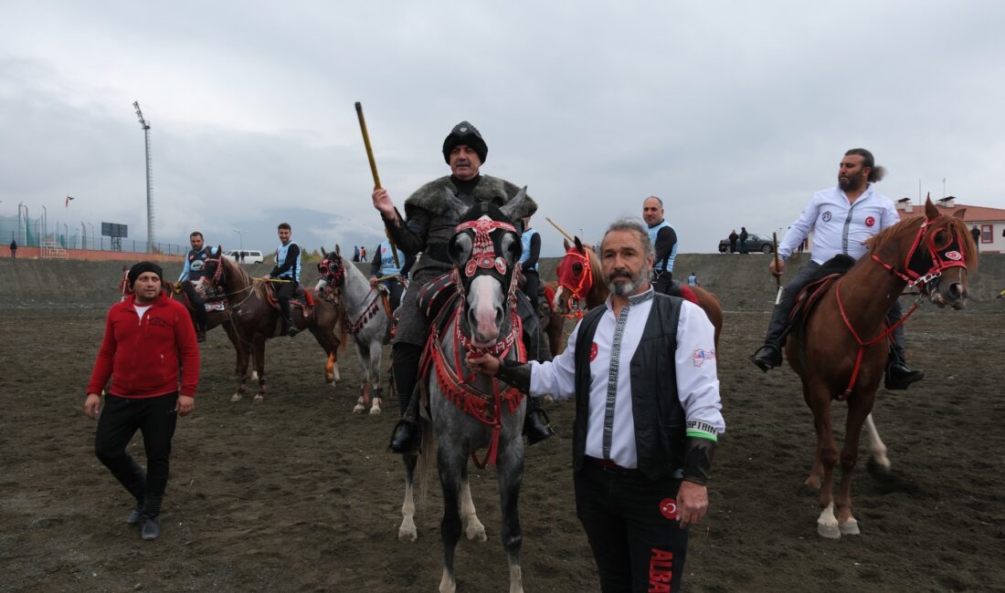 Erzincan’da atlı spor kulüplerince düzenlenen müsabakalarla asırlık ata sporu cirit