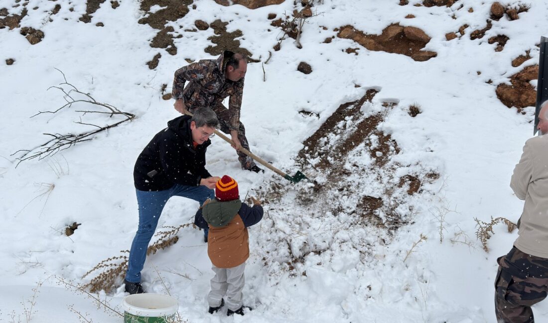 Erzincan’ın Kemaliye ilçesinde etkili olan yoğun kar yağışı nedeniyle yiyecek