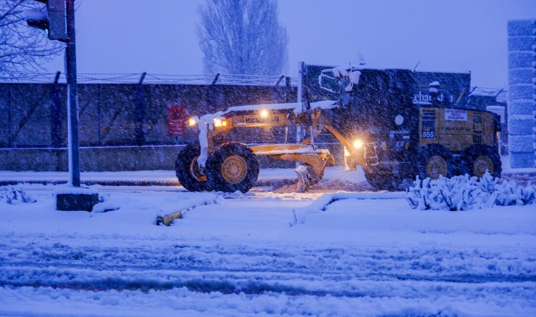 Erzincan’da dün akşam saatlerinde başlayarak gece boyunca etkisini artıran yoğun