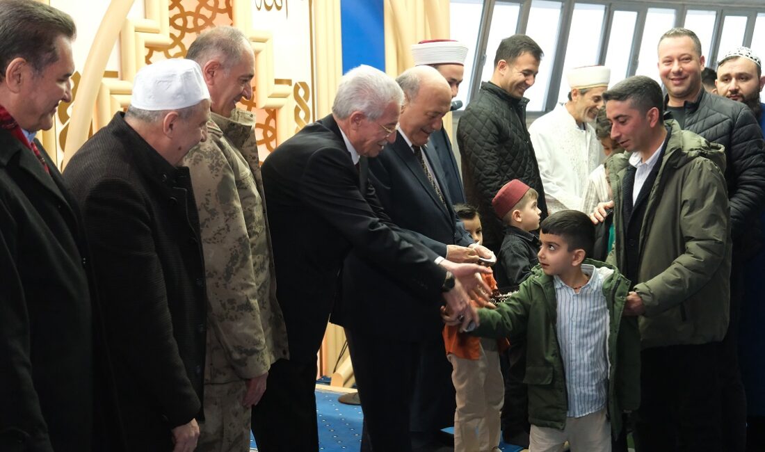 Ramazan Bayramı dolayısıyla Erzincan’da vatandaşlar bayram namazı için camilere akın