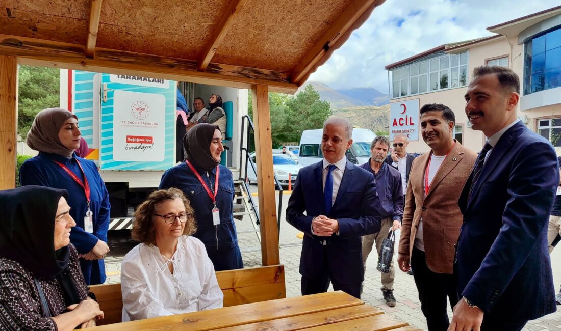 Üzümlü Kaymakamı Hacı Osman Hökelekli, Üzümlü İlçe Devlet Hastanesi’ne gelen